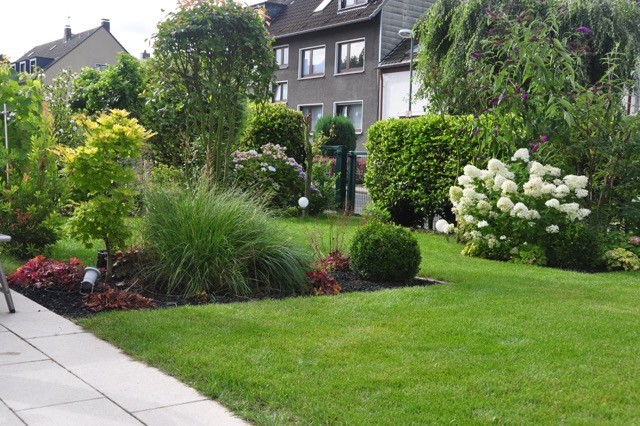 Fließende Grenze zum Nachbarn Modern Garten Essen von ALTMANN