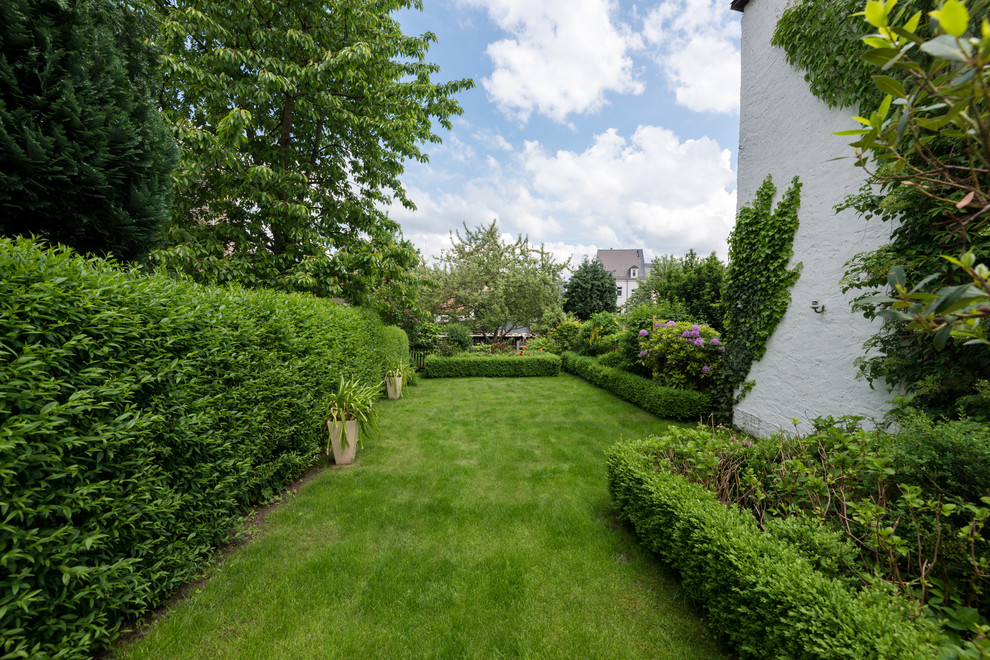 Идея дизайна: летний участок и сад среднего размера на боковом дворе в классическом стиле с полуденной тенью