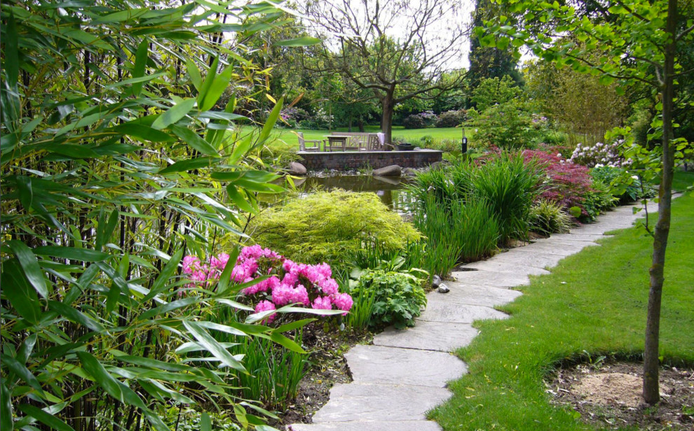 Immagine di un grande giardino contemporaneo esposto in pieno sole nel cortile laterale in estate con un ingresso o sentiero e pavimentazioni in pietra naturale