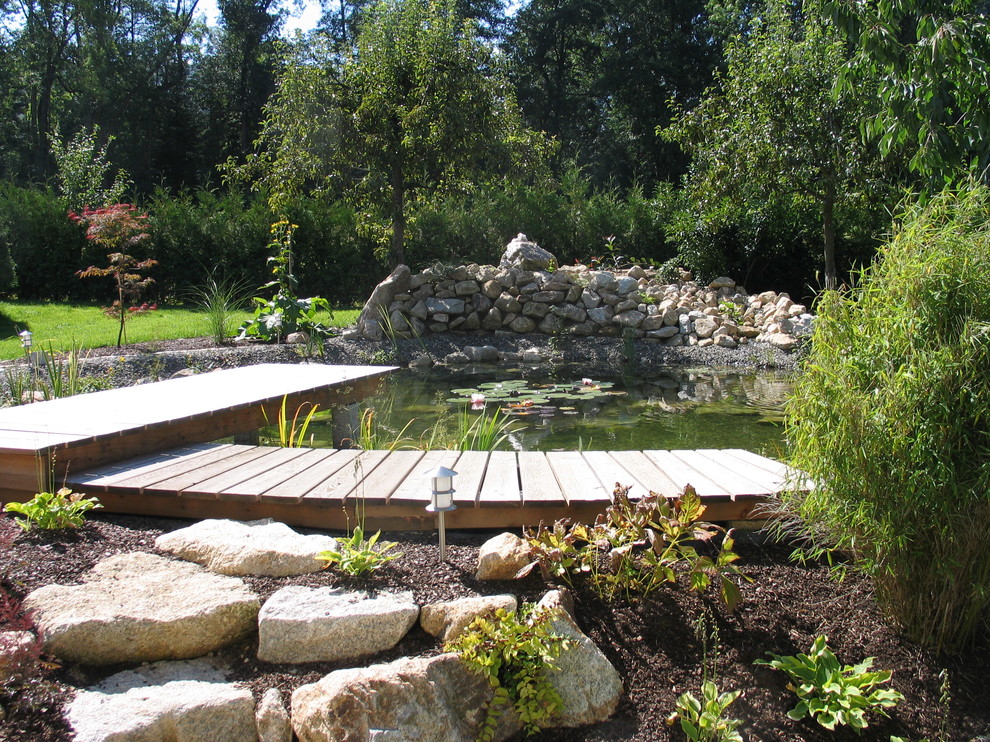 Diseño de camino de jardín rústico de tamaño medio en verano en patio trasero con exposición parcial al sol y entablado