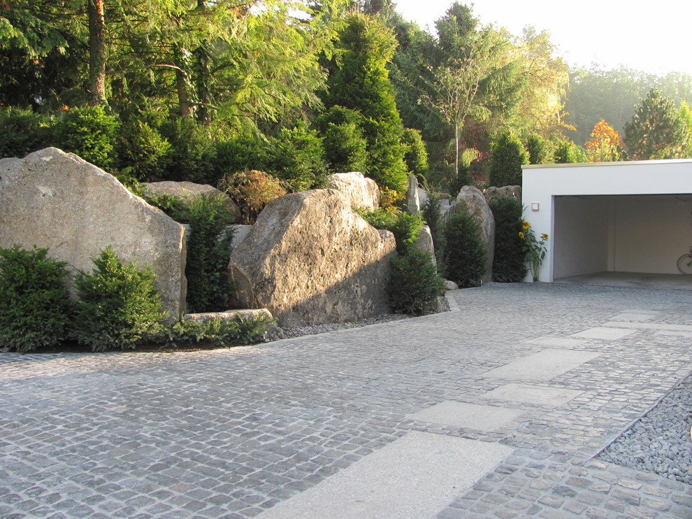 Asiatischer Gartenweg mit Auffahrt und Natursteinplatten in Nürnberg