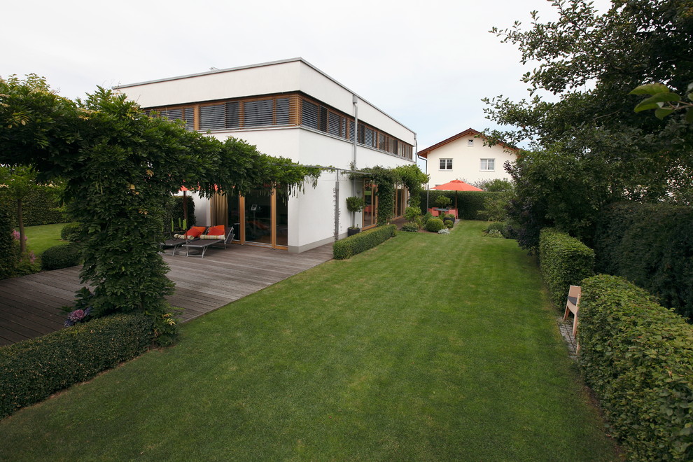 Exemple d'un jardin arrière tendance de taille moyenne avec une terrasse en bois.