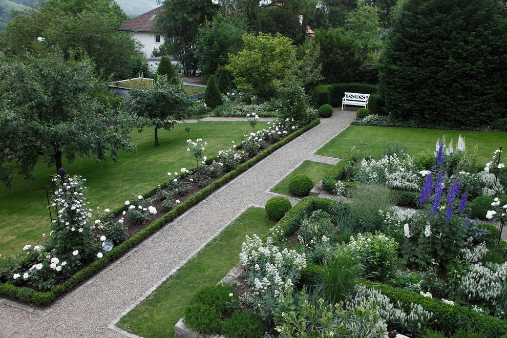 Пример оригинального дизайна: большой солнечный регулярный сад на внутреннем дворе в классическом стиле с покрытием из гравия, садовой дорожкой или калиткой и хорошей освещенностью