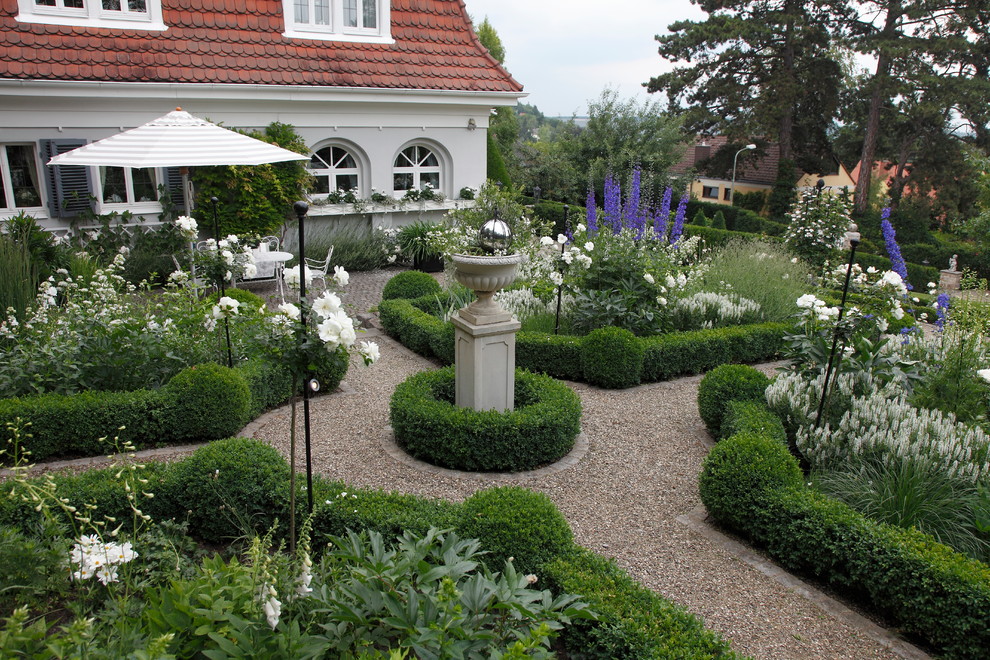 Идея дизайна: большой солнечный регулярный сад на внутреннем дворе в классическом стиле с садовой дорожкой или калиткой, хорошей освещенностью и покрытием из гравия