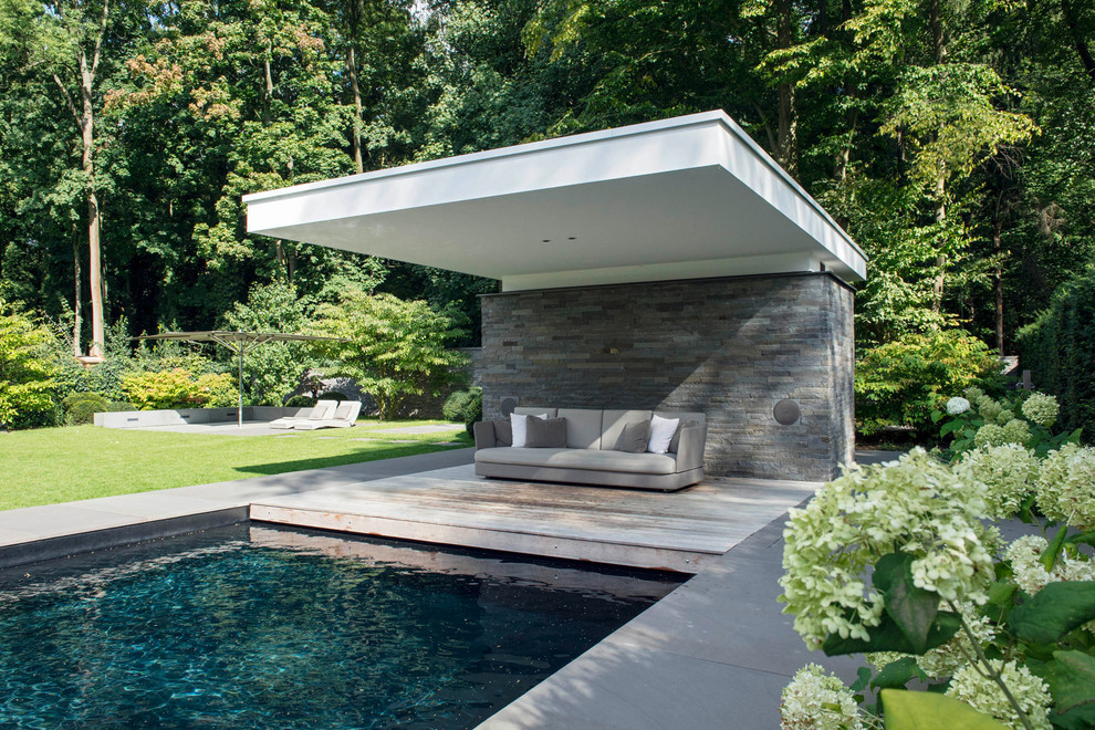 Idee per un grande giardino minimal esposto in pieno sole in estate con fontane e pavimentazioni in pietra naturale