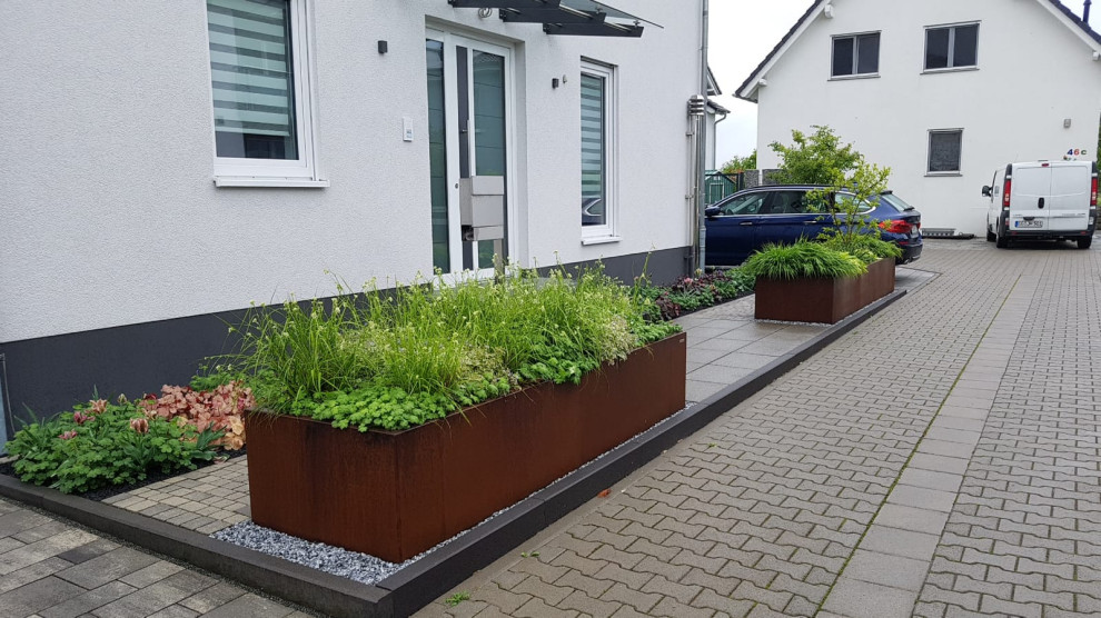 Inspiration for a farmhouse front yard raised garden bed in Frankfurt.