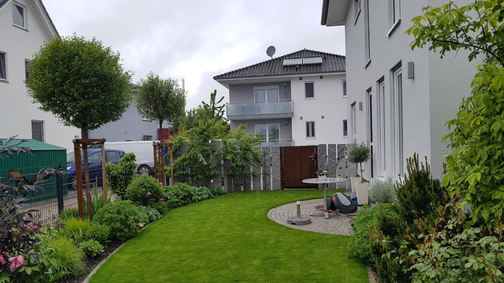 Свежая идея для дизайна: участок и сад на боковом дворе в стиле кантри - отличное фото интерьера