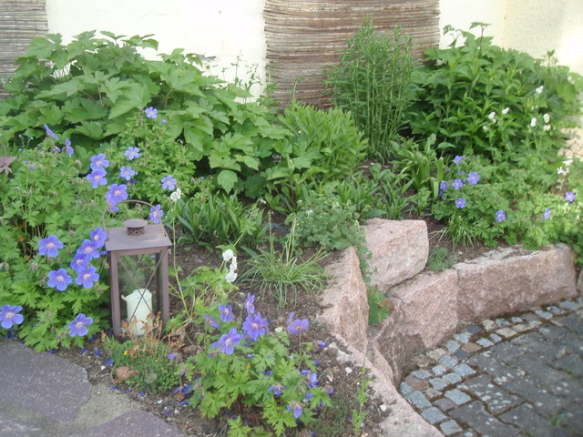 Garten & Freiräume Natürliches Zusammenspiel mit Alten Steinen