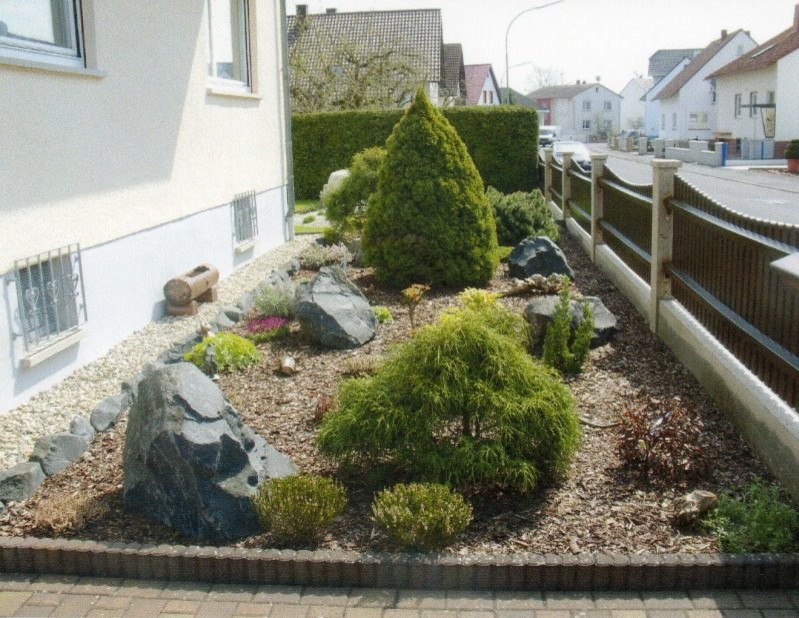 Bild på en vintage trädgård framför huset