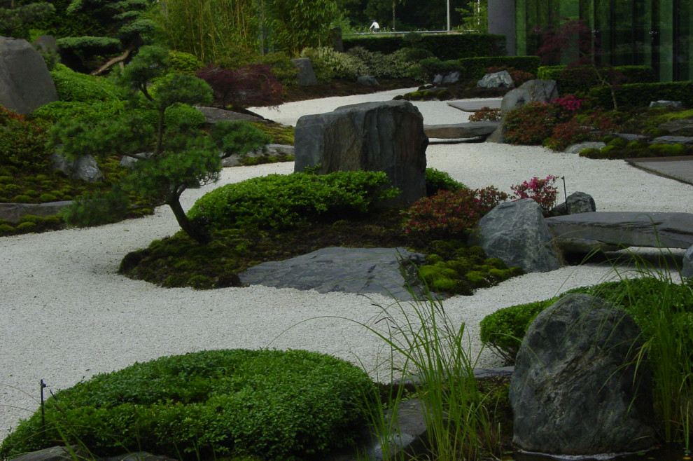 Inspiration for a small world-inspired back full sun garden for summer in Hanover with a pond.