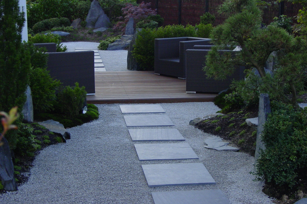 Modelo de jardín de estilo zen pequeño en verano en patio con estanque y exposición total al sol