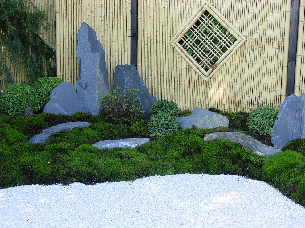 Foto de jardín de estilo zen pequeño en verano en patio con exposición parcial al sol