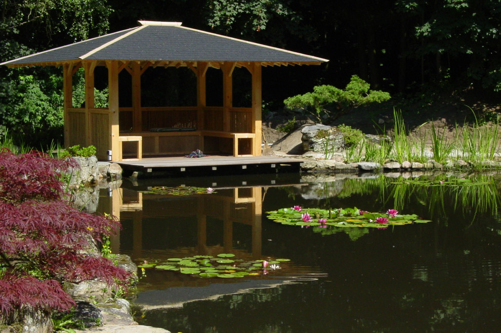 Idée de décoration pour un petit jardin sur cour asiatique l'été avec un bassin et une exposition ensoleillée.