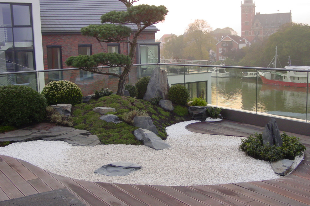 Cette image montre un petit jardin sur toit asiatique l'été avec une exposition ensoleillée.