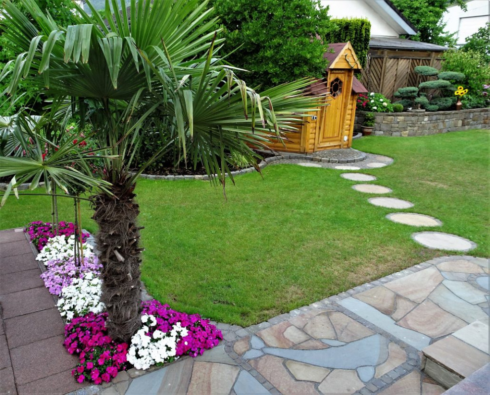 Ispirazione per un ampio giardino esposto in pieno sole dietro casa in estate con pavimentazioni in pietra naturale