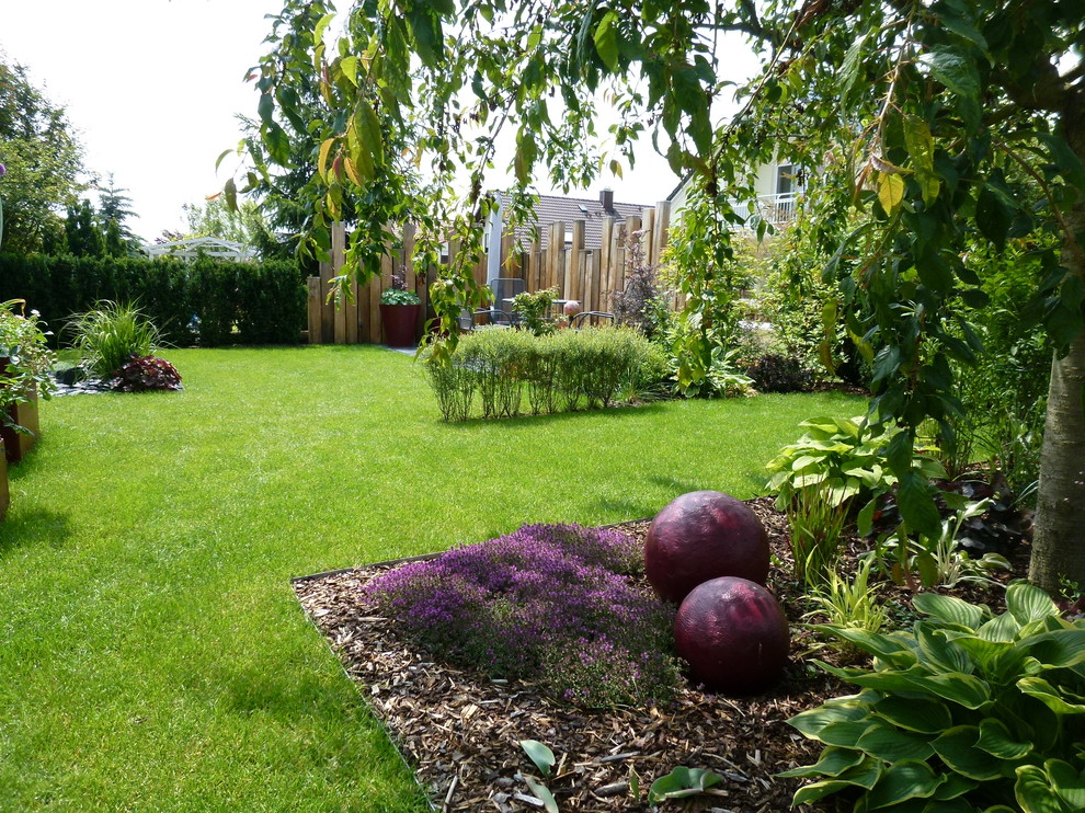 Esempio di un privacy in giardino minimal esposto a mezz'ombra di medie dimensioni e nel cortile laterale in primavera con pavimentazioni in pietra naturale