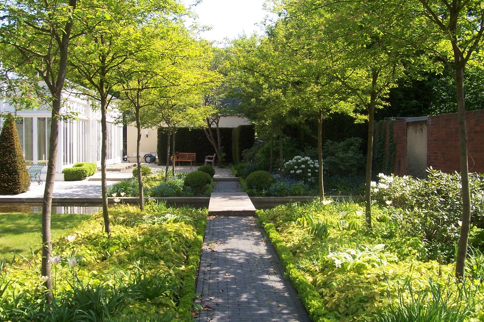 Foto de camino de jardín contemporáneo grande en verano en patio trasero con jardín francés, adoquines de ladrillo y exposición parcial al sol
