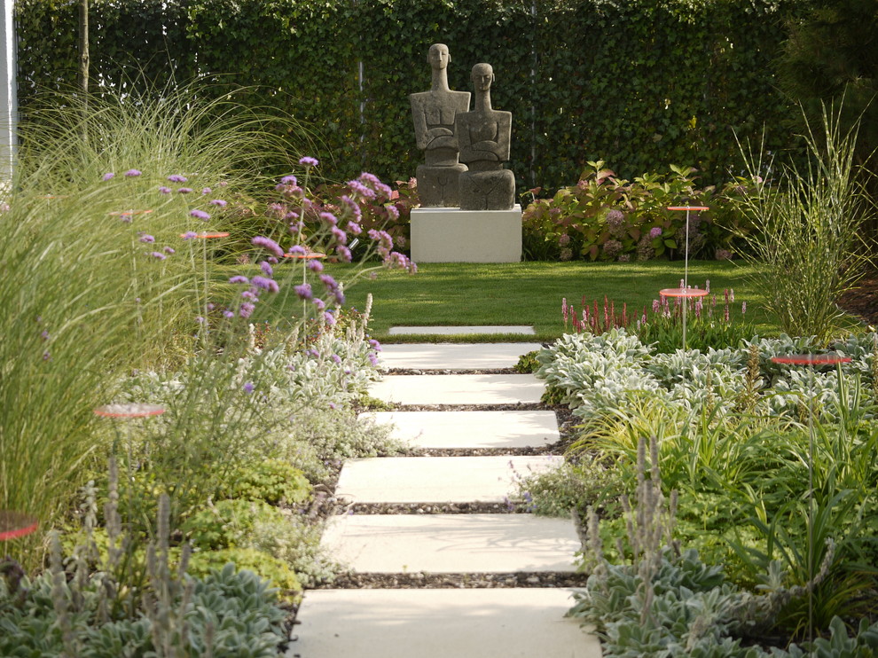 Foto di un giardino minimalista esposto a mezz'ombra di medie dimensioni e dietro casa in estate con un ingresso o sentiero e pavimentazioni in cemento