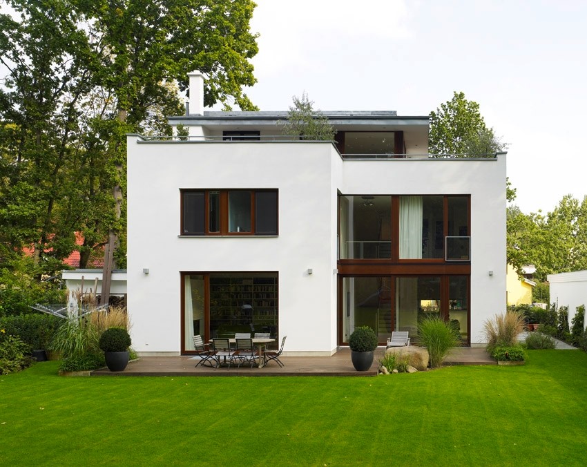 Gartenseite und Terrasse Landscape Berlin by ROBERT BEYER I