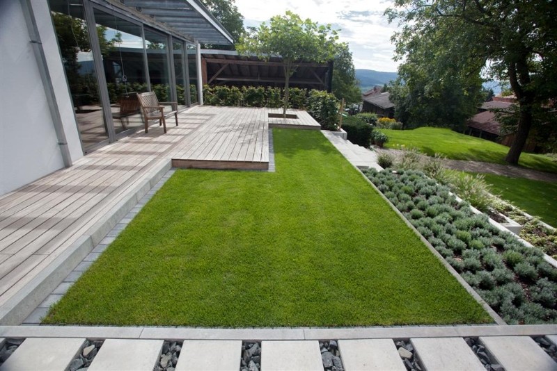 Стильный дизайн: большой участок и сад в современном стиле с садовой дорожкой или калиткой, полуденной тенью и настилом - последний тренд
