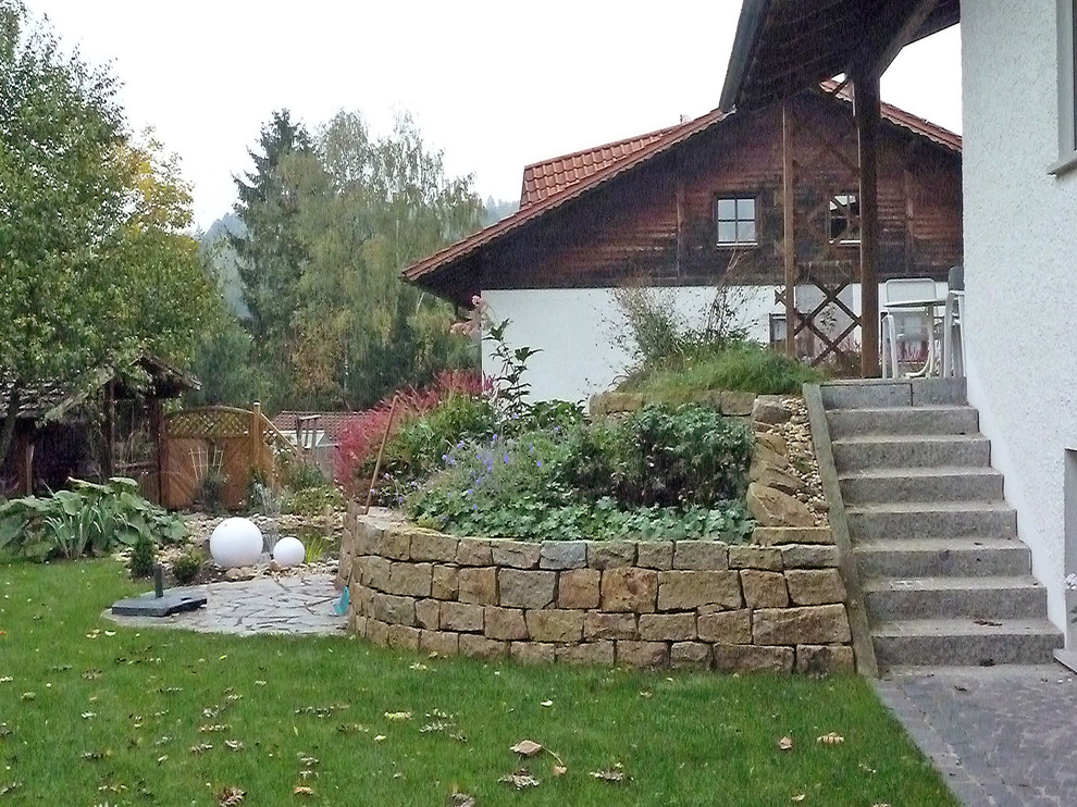 Gartenumgestaltung mit Teich und Natursteinmauer Casa de campo