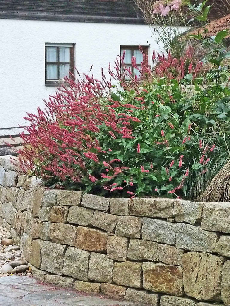 Gartenumgestaltung mit Teich und Natursteinmauer Farmhouse