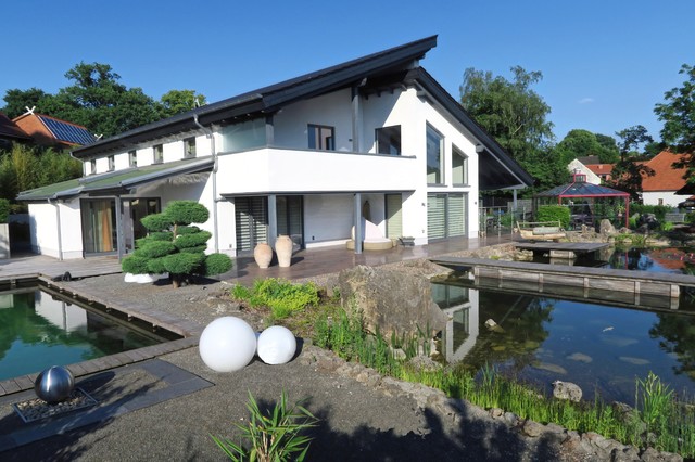Gebäudeansicht mit großem Sonnenbalkon - Modern - Garten - Bremen - von