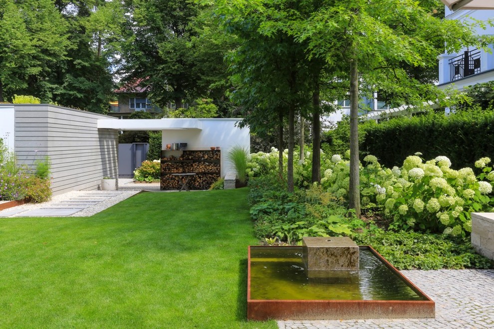 Geometrischer, Geräumiger Moderner Garten hinter dem Haus mit Wasserspiel in Berlin