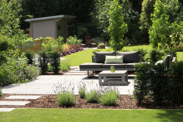 Geräumige Sitzlounge Modern Garten Düsseldorf von Gärten