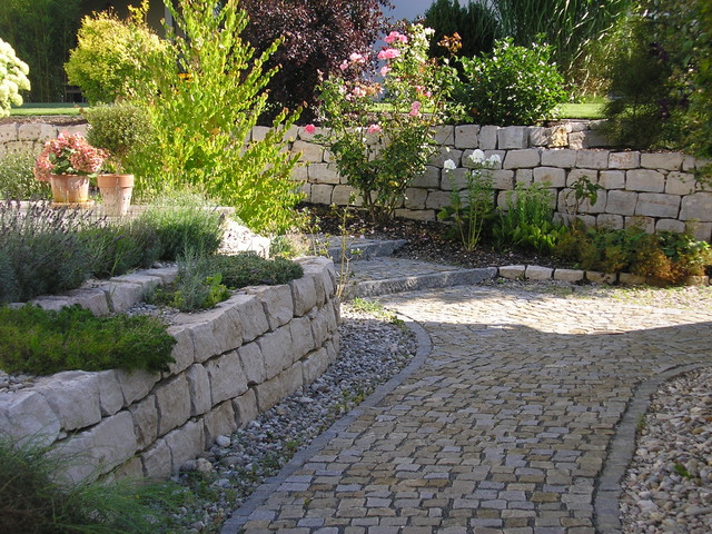 Gestaltungen mit Naturstein im Garten Classique Jardin Hambourg