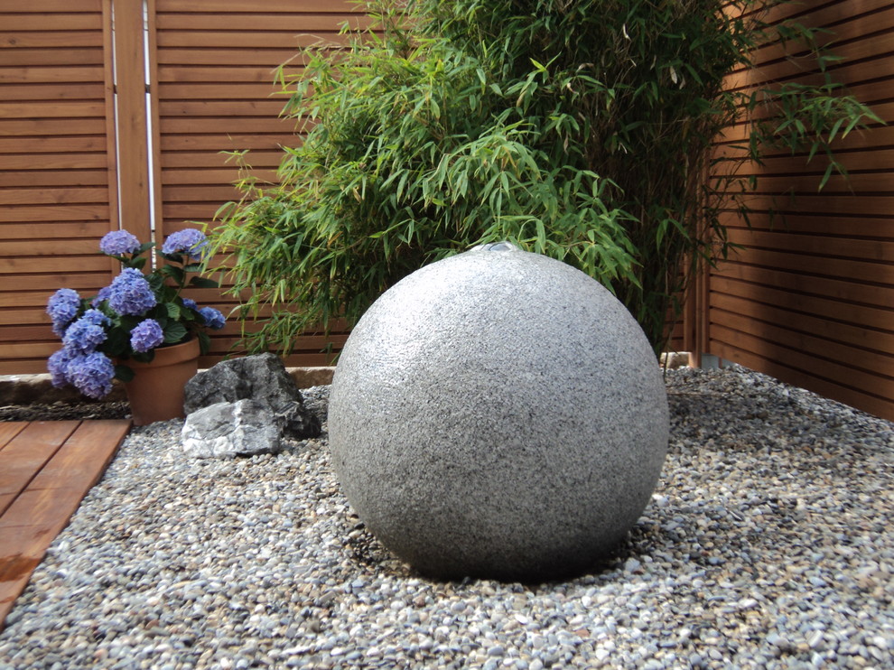 Granitkugel mit Wasserfontäne Asiático Jardín Stuttgart de