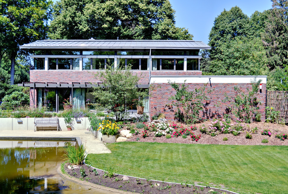 Großer Moderner Garten im Sommer, hinter dem Haus mit direkter Sonneneinstrahlung in Bremen