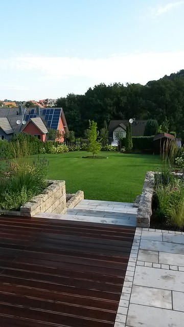 Großzügige Gartenanlage Contemporain Jardin Francfort par