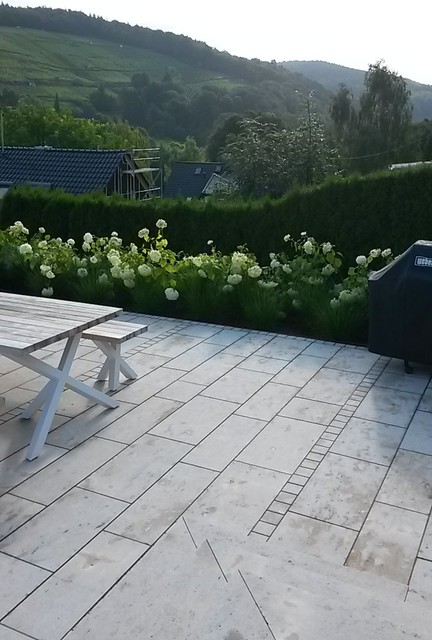 Großzügige Gartenanlage Contemporain Jardin Francfort par