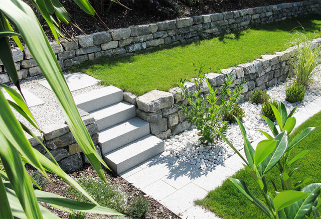 Hangbefestigung Terrassierung mit Dolimitmauern Modern Garten