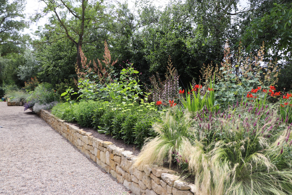 Großer, Halbschattiger Landhausstil Garten im Sommer mit Hochbeet und Natursteinplatten in Frankfurt am Main
