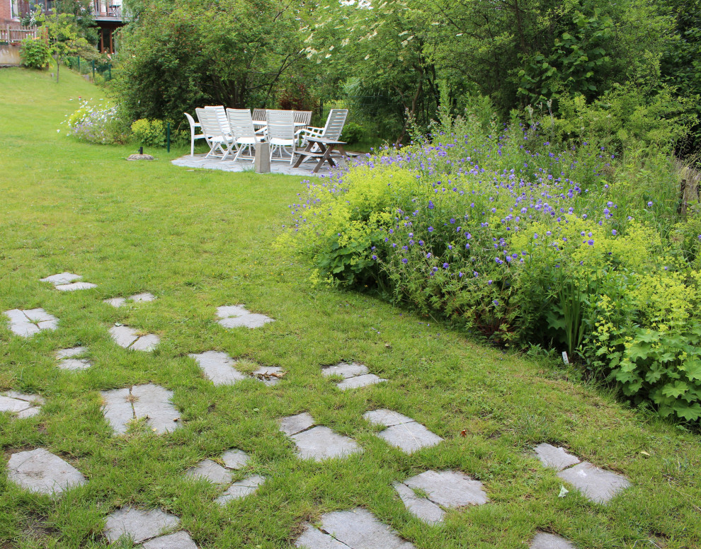 Idee per una grande aiuola country esposta a mezz'ombra nel cortile laterale in primavera con pavimentazioni in pietra naturale