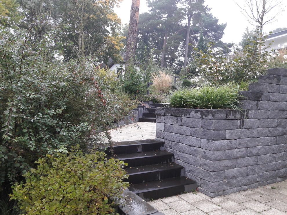 Idee per un giardino formale minimal in autunno con un muro di contenimento e un pendio, una collina o una riva