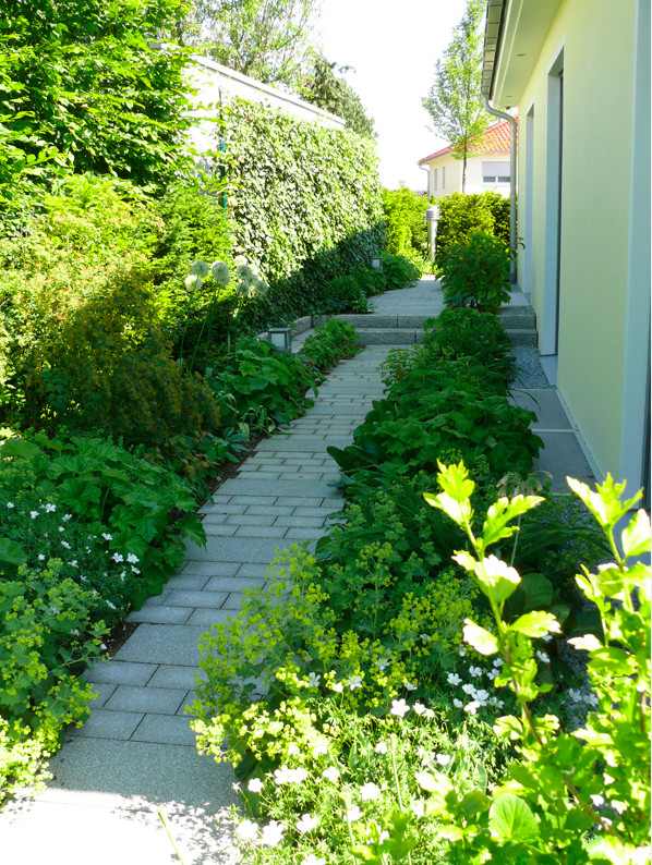 Mittelgroßer, Schattiger Moderner Gartenweg neben dem Haus in Nürnberg