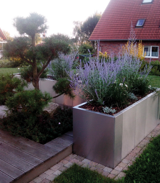Hochbeet Edelstahl in LForm Contemporáneo Jardín Otras zonas