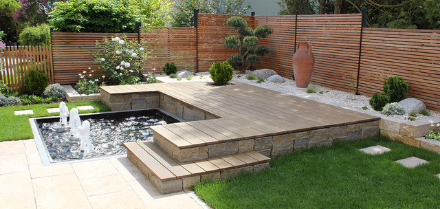Holzsteg mit formalen Wasserbecken Modern Garten München von
