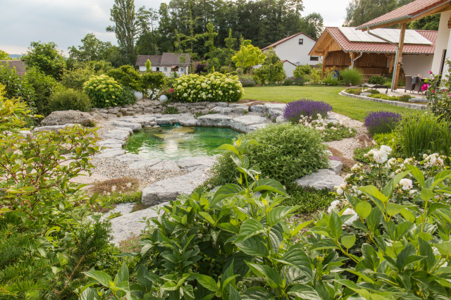 Idyllischer Badeteich am Haus Clásico Jardín Múnich de Werner