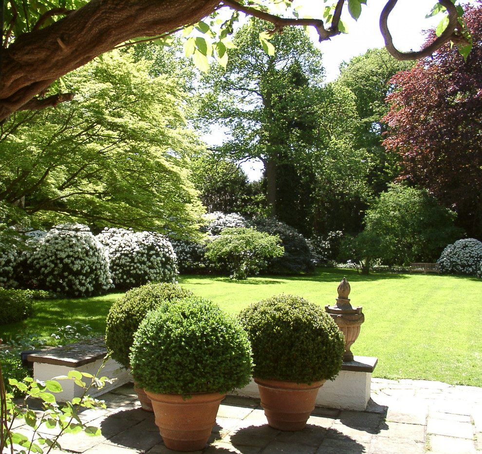 Idee per un grande giardino chic esposto a mezz'ombra dietro casa con un giardino in vaso e pavimentazioni in pietra naturale