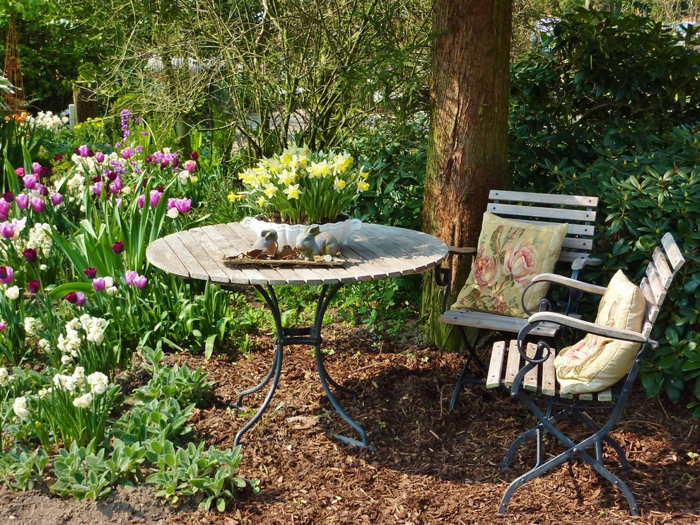 На фото: летний участок и сад среднего размера на заднем дворе в стиле кантри с полуденной тенью и мульчированием с