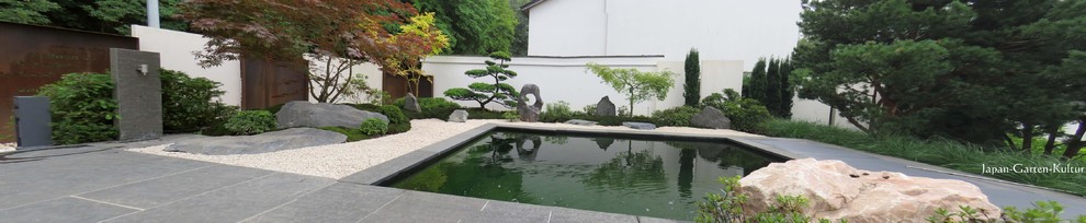 Mittelgroßer Asiatischer Garten im Sommer, neben dem Haus mit direkter Sonneneinstrahlung und Natursteinplatten in Frankfurt am Main