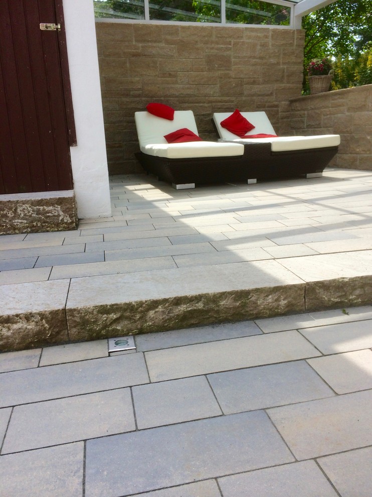 Idee per un patio o portico classico di medie dimensioni e in cortile con pavimentazioni in pietra naturale