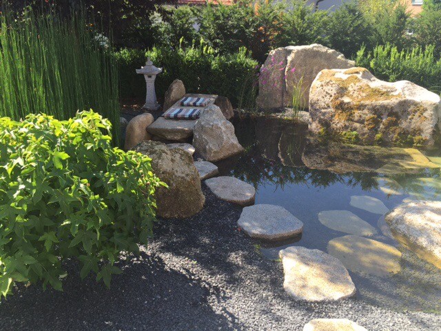 На фото: участок и сад в восточном стиле с садовой дорожкой или калиткой и покрытием из каменной брусчатки с