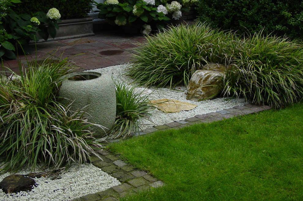 Geometrischer, Mittelgroßer, Halbschattiger Asiatischer Garten im Sommer mit Natursteinplatten in Bremen