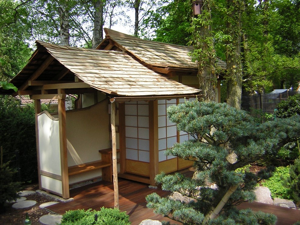 Idées déco pour un jardin asiatique de taille moyenne avec une exposition ombragée et une terrasse en bois.