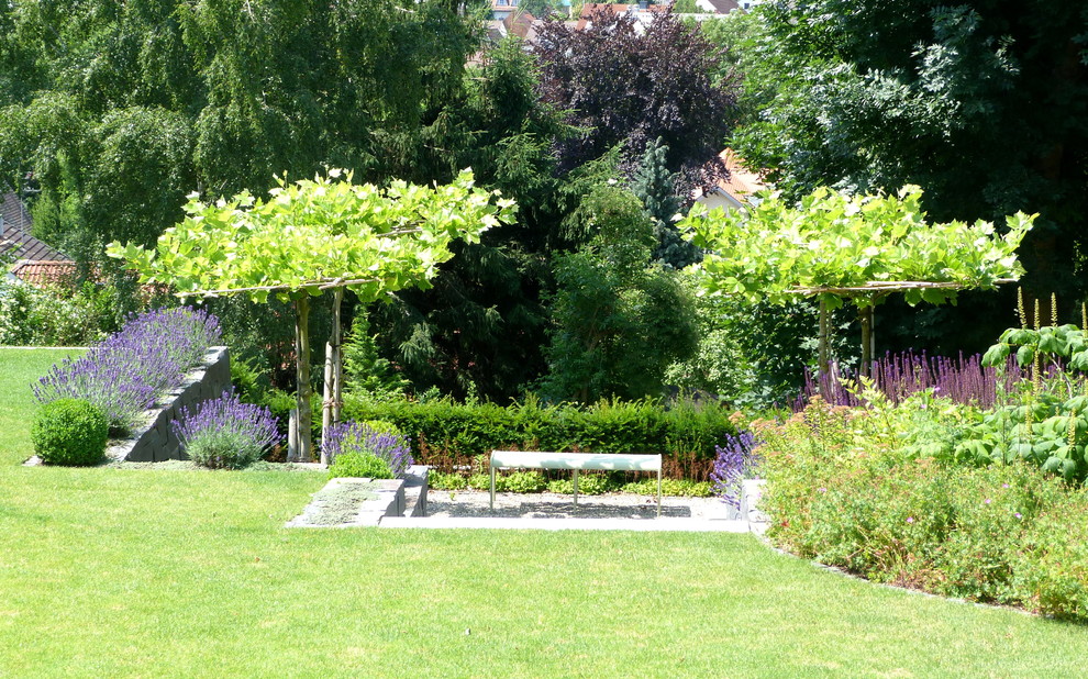 Klassischer Garten mit direkter Sonneneinstrahlung in Frankfurt am Main